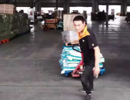條件差的地面，該怎么使用手動液壓搬運車