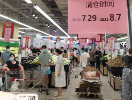 石家莊兩大知名連鎖超市撤店，店員用液壓搬運車搬運貨柜